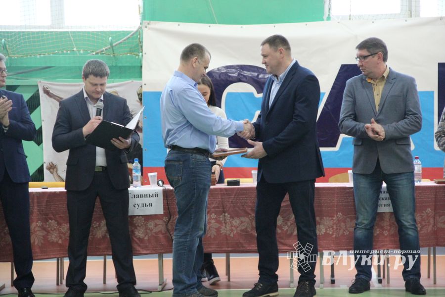 В Великих Луках - время жарких схваток