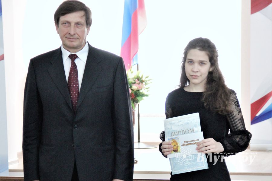 Лучших выпускников Великих Лук наградили «Золотыми парусами» (ФОТО)