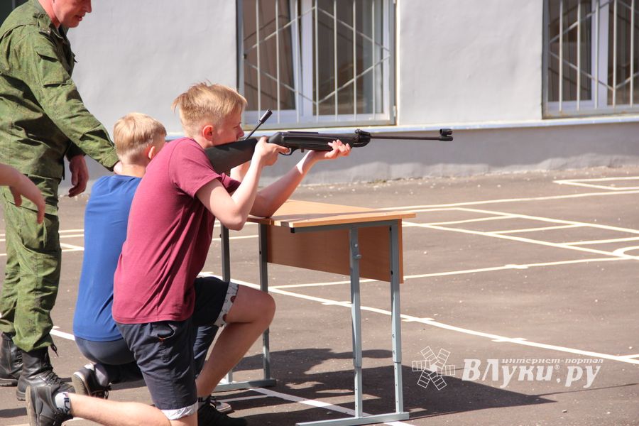 В Великих Луках в 10 лицее «освободили» заложников (ФОТО)