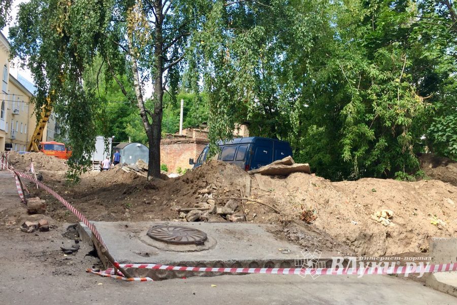 В Великих Луках продолжается ремонт дворов (ФОТО)