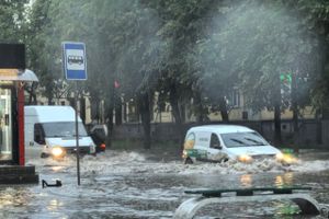 В Великих Луках ликвидируют подтопления от дождя (ФОТО)