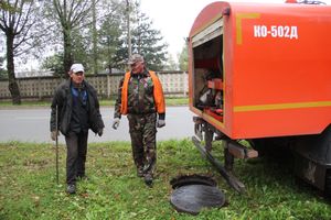 На пр. Гагарина чистят ливнёвку (ФОТО)