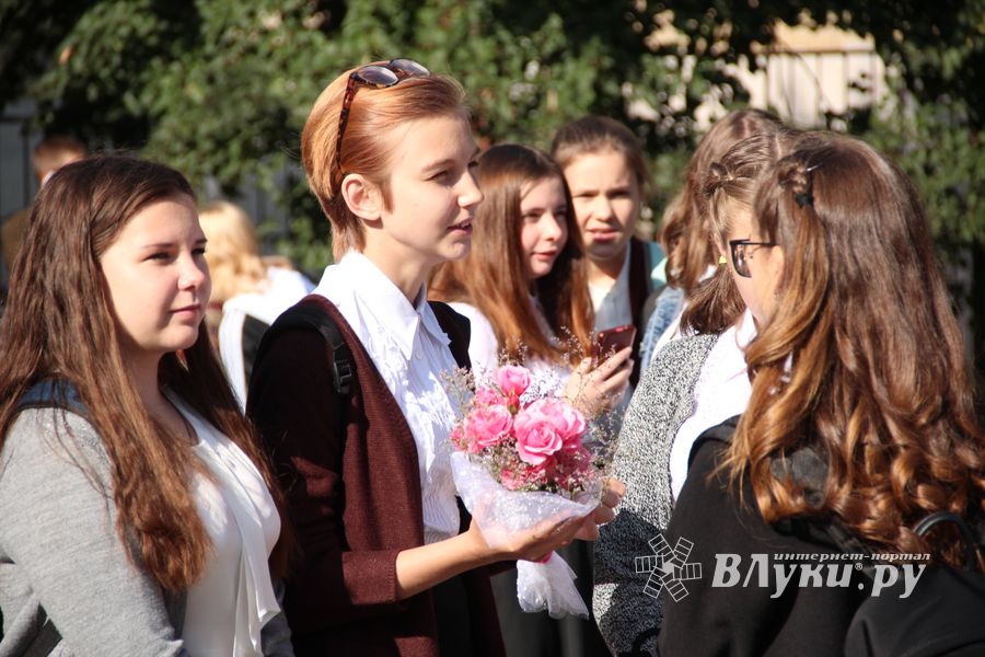 Самую многочисленную школу Великих Лук пополнили 116 первоклассников (ФОТО)