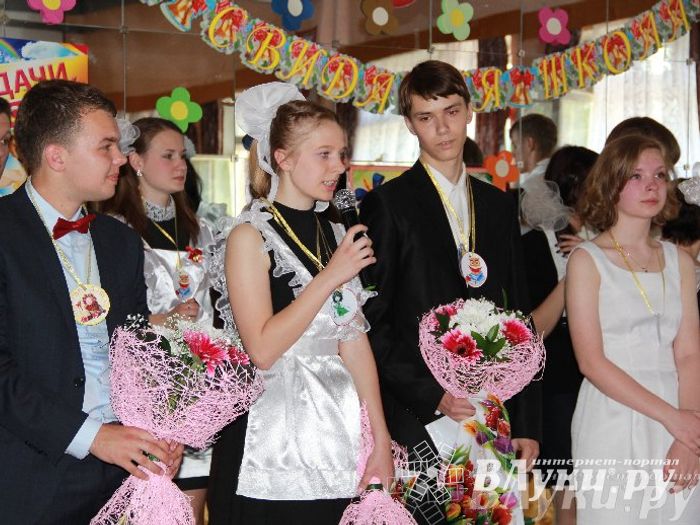 В Великих Луках прозвенели «Последние звонки»