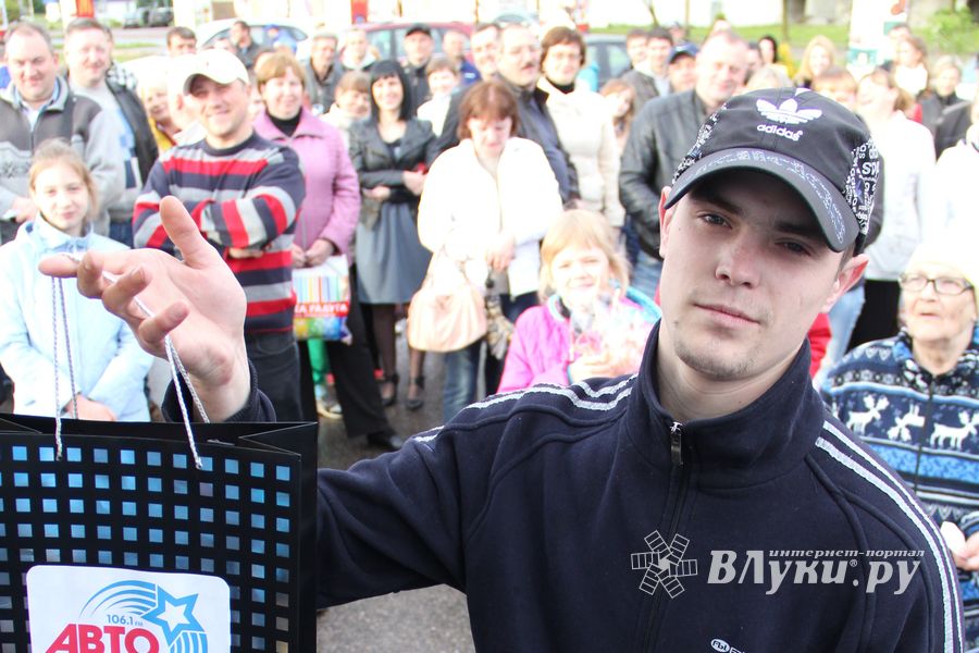 В Великих Луках прошла «Весенняя автоярмарка Великие Луки — 2015» (фото)