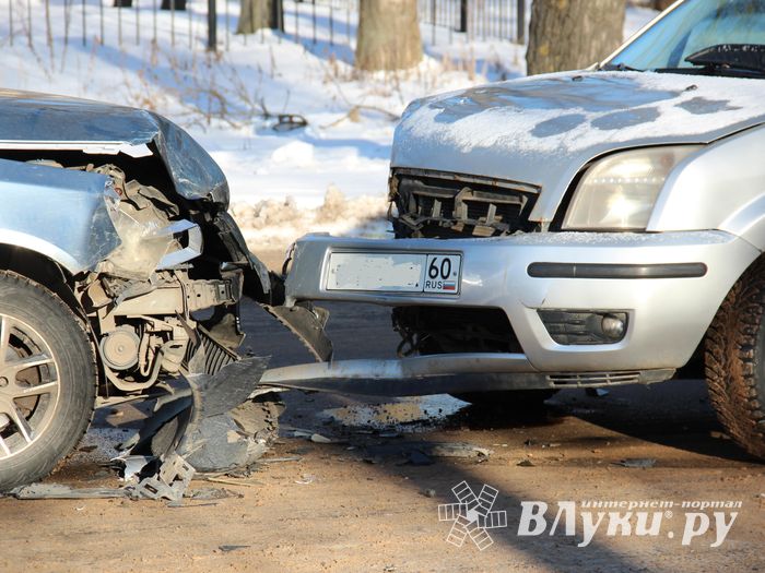 Лобовое столкновение на пр-те Гагарина в Великих Луках (ФОТО)