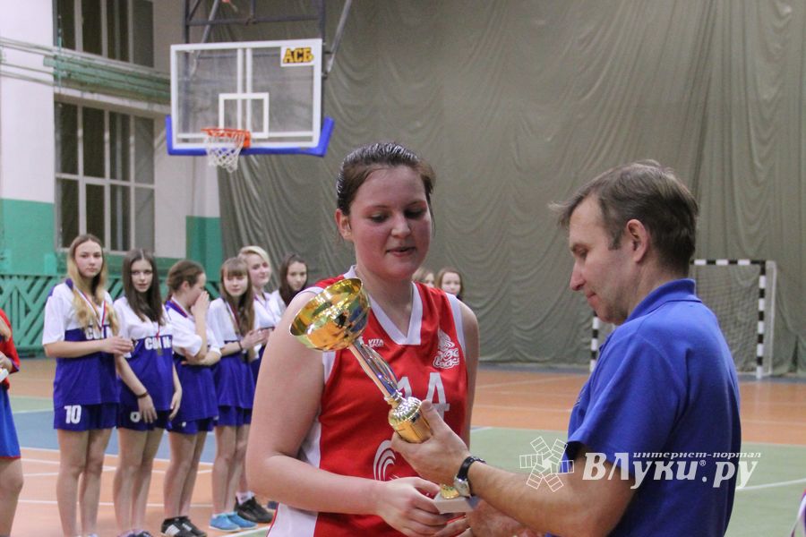 В Великих Луках прошли финальные игры муниципального этапа «КЭС-Баскет» (фото)