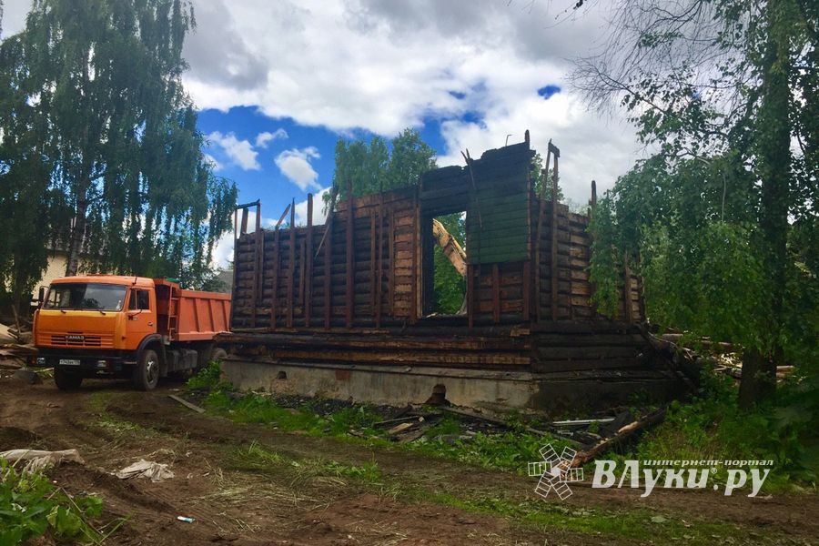 В Великих Луках сносят барак (ФОТО)