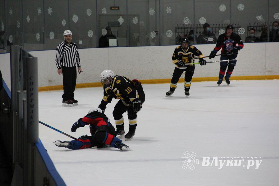 Великолучане обыграли псковских медведей в «Айсберге» (ФОТО)