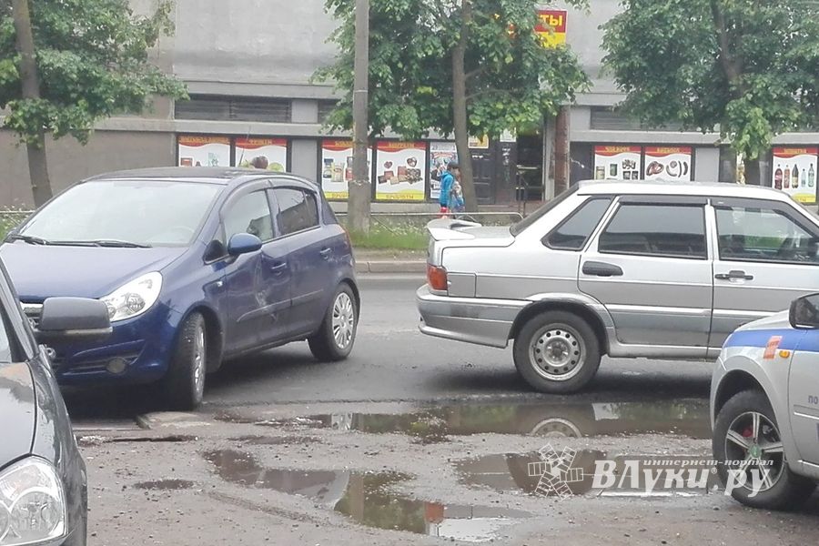 Фотофакт: ДТП на пр-те Гагарина в Великих Луках 
