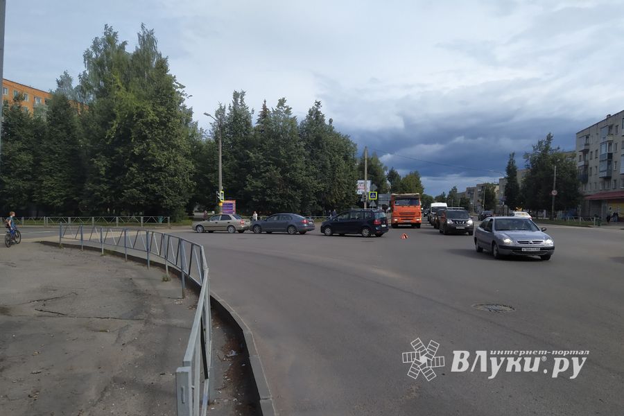 Тройное ДПТ произошло в Великих Луках (ФОТО)