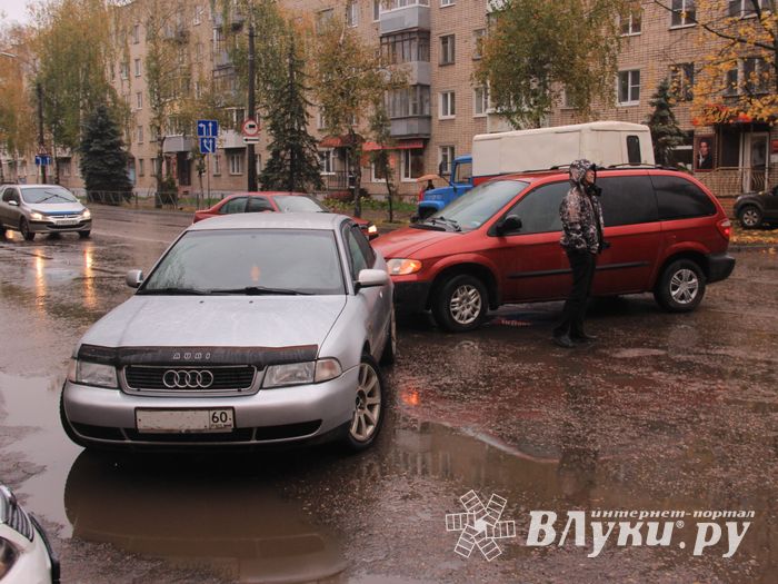 В Великих Луках белорусский Додж поцарапал местную Ауди (ФОТО)