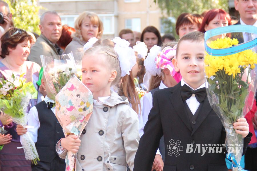 Самую многочисленную школу Великих Лук пополнили 116 первоклассников (ФОТО)