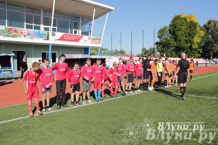 В Великих Луках стартовал открытый турнир по футболу