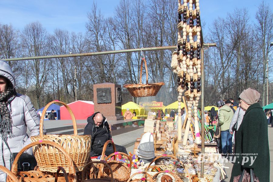 Универсальная торговая ярмарка «Весна-2015» прошла в Великих Луках (фото)