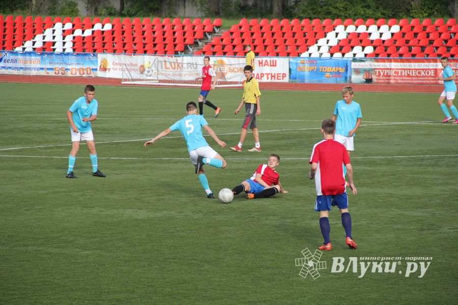 В минувшие выходные великолучане сыграли в футбол (фото)
