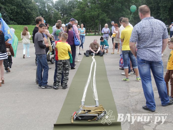 В Великих Луках отмечают День ВДВ (ФОТО)