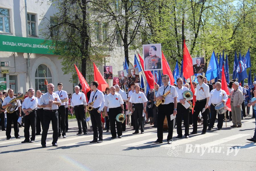 В Великих Луках прошел Парад Победы (ФОТО)