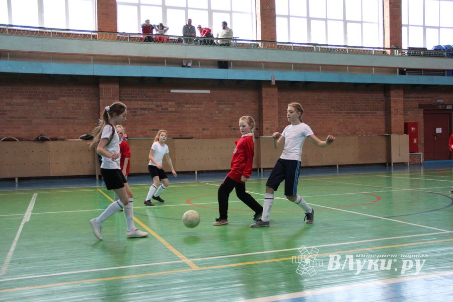В Великих Луках прошел областной этап по мини-футболу среди девочек (фото)
