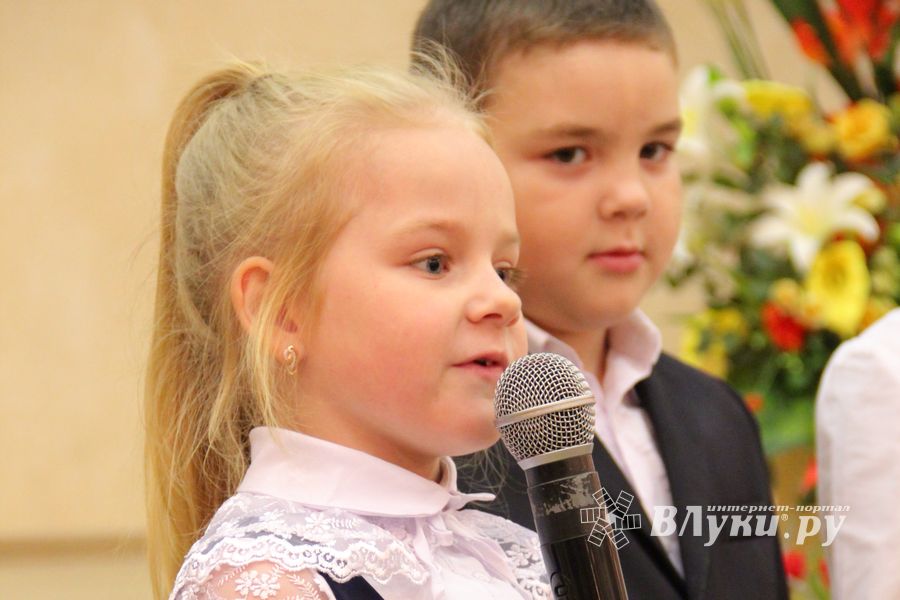 Зачем самых младших учеников 13-й школы испачкали мелом (ФОТО)