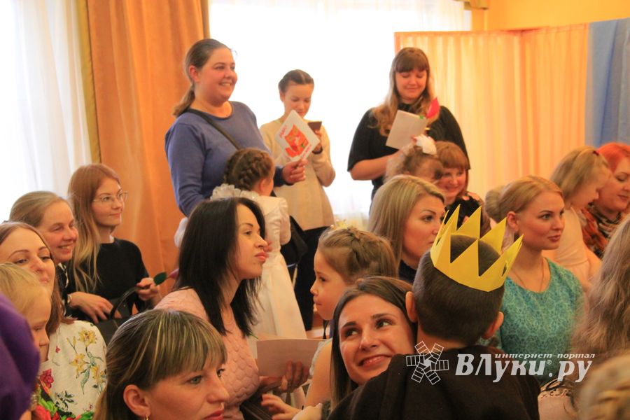 Юные великолучане поздравили мам и бабушек с помощью Золушки (ФОТО)