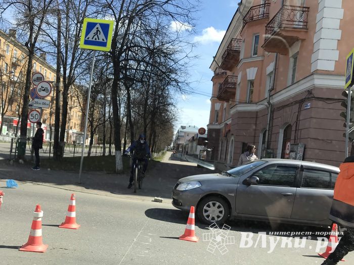 На Октябрьском обновляют «зебры», движение временно затруднено (ФОТО)