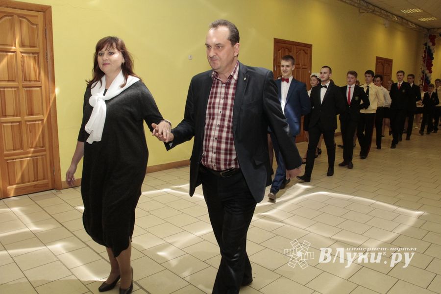 В Великих Луках состоялся кадетско-лицейский бал (ФОТО)