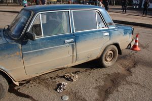 В Великих Луках водитель сбил на остановке женщину и ребенка (ФОТО)