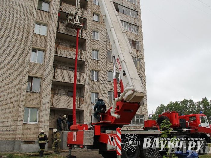 В Великих Луках прошли областные соревнования среди пожарных по спасению пострадавших