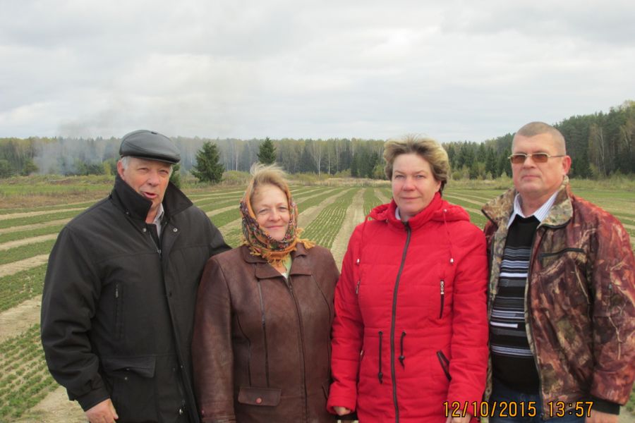 слева направо Ильин Евгений Иванович – начальник участка; Касьянова Вера Александровна - инженер участка; Колбасова Светлана Борисовна – начальник лесопитомника; Бударов Алексей Иванович -главный техн