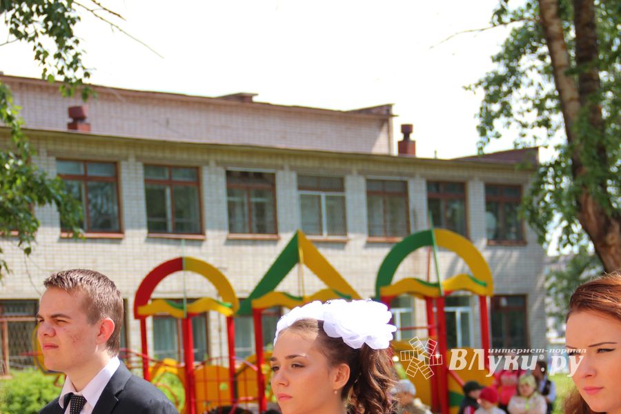 В Великих Луках прозвенели «последние» звонки (ФОТО)