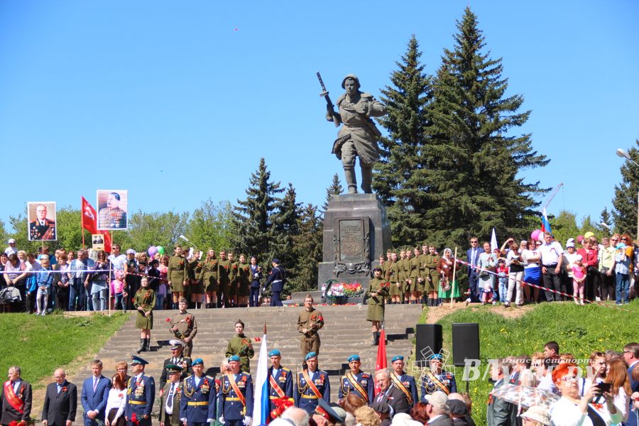 По центральному проспекту Великих Лук прошёл  «Бессмертный полк» (0+) (ФОТО)