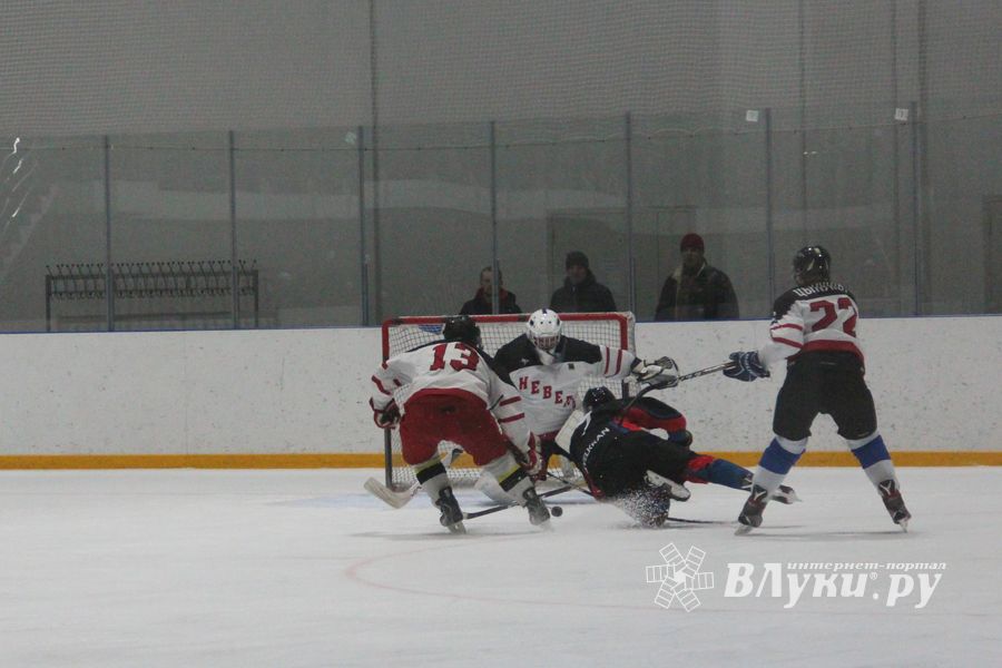 Два зоккейных матча прошли в Великих Луках в рамках Чемпионата города (ФОТО)