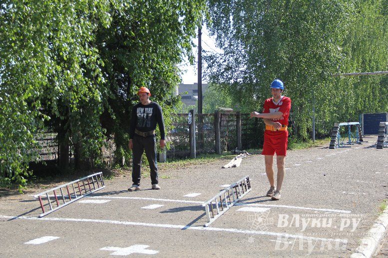В Великих Луках прошли соревнования среди пожарных