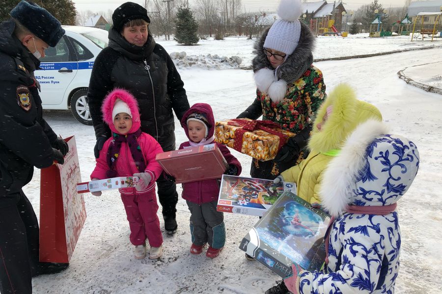 В Великих Луках полицейские превратились в зимних волшебников (ФОТО)
