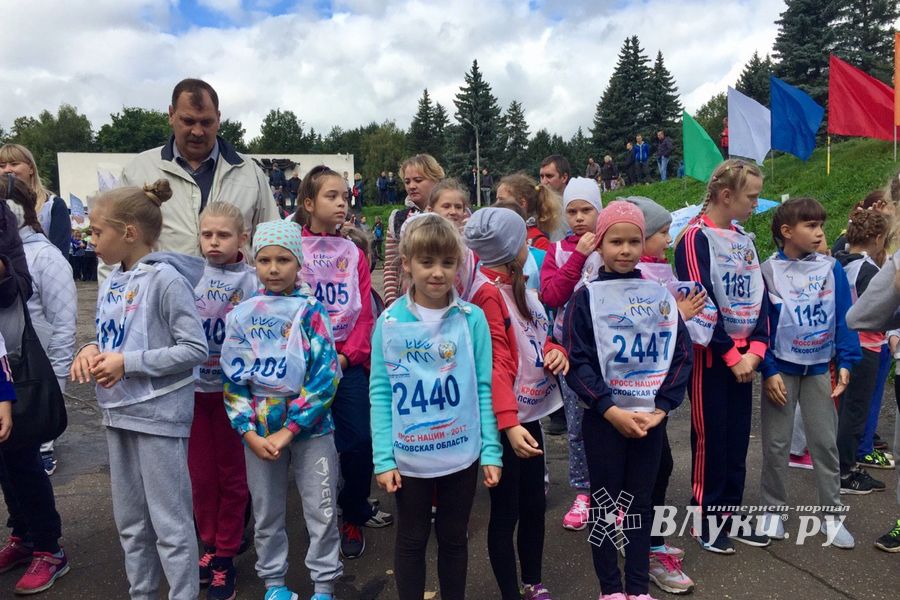 В Великих Луках стартовал Всероссийский день бега «Кросс нации-2017» (ФОТО)