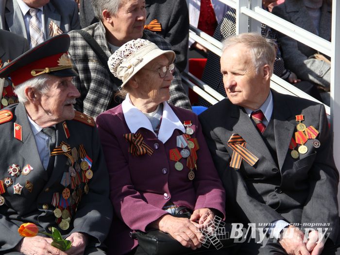 Парад Победы в Великих Луках (фото)