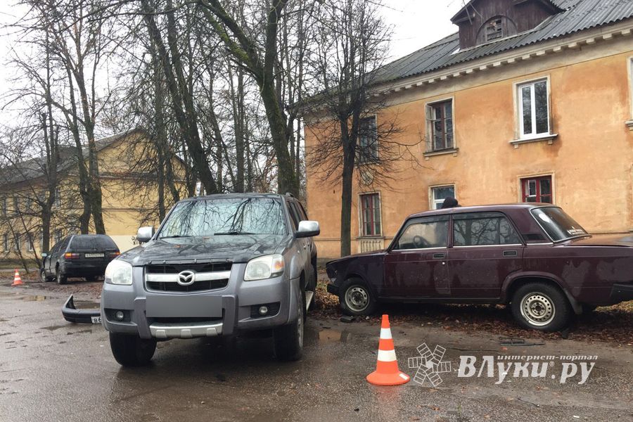 В Великих Луках, на ул. Заслонова, произошло ДТП с тремя автомобилями (ФОТО)