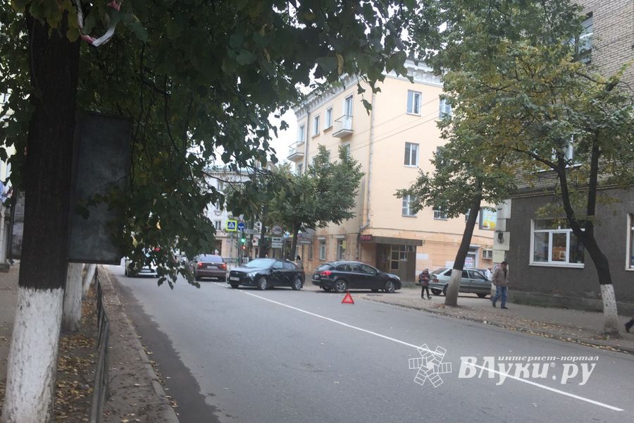 В Великих Луках столкнулись два Шевроле (ФОТО)