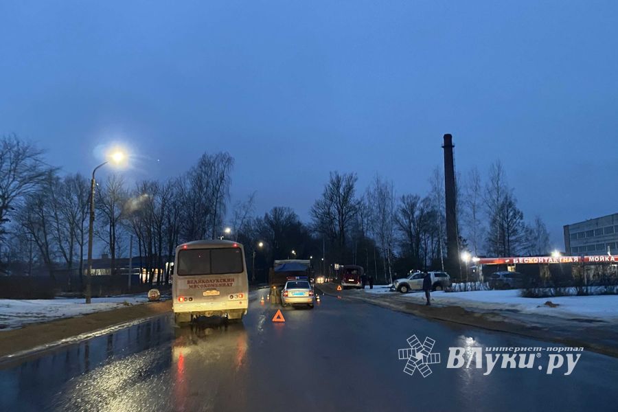 В Великих Луках столкнулись автобус и грузовик (ФОТО)