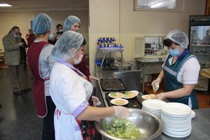 В школах Великих Лук проводят анкетирование по питанию младшеклассников (ФОТО)