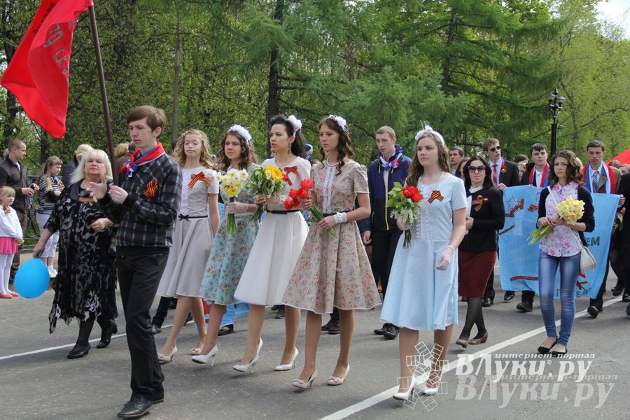 Парад Победы в Великих Луках (фото)