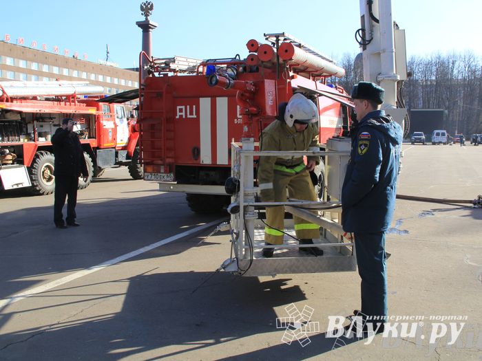 В центре Великих Лук спасатели продемонстрировали свою технику (ФОТО)