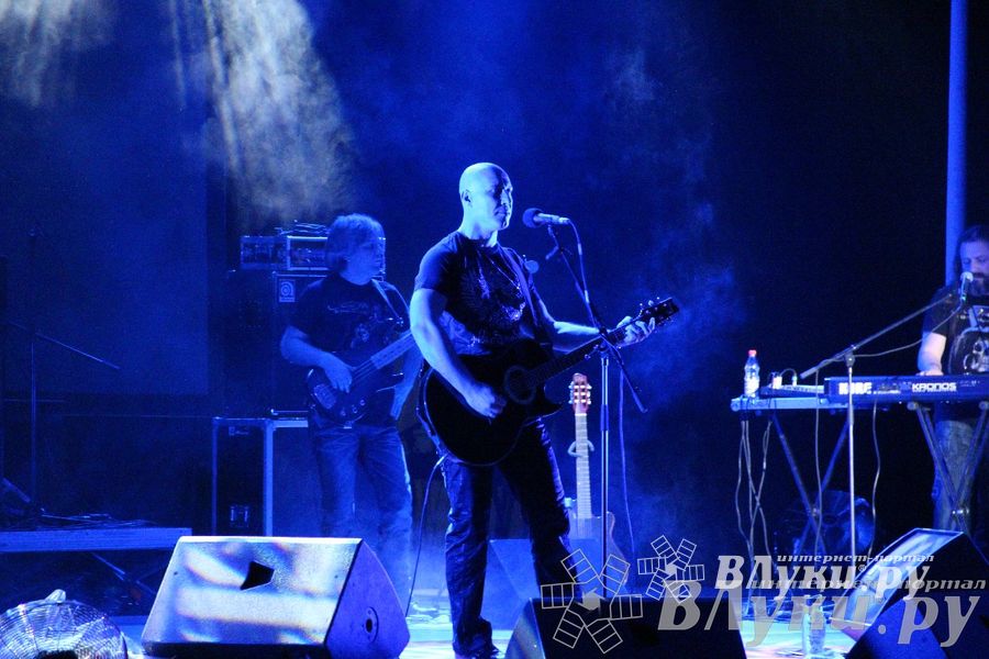 В Великих Луках состоялся концерт Дениса Майданова