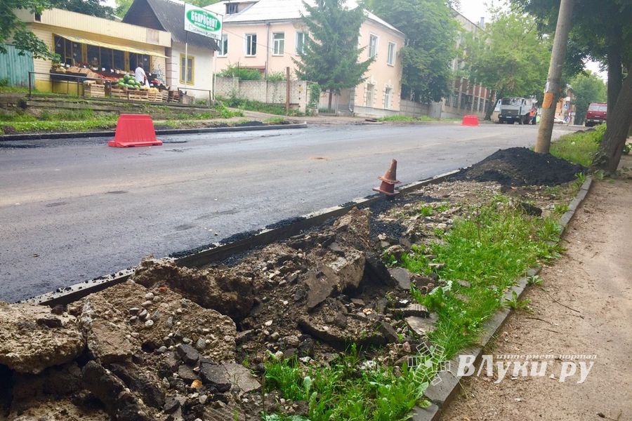 Припаркованные у обочин автомобили вновь мешают ремонту дорог (ФОТО)