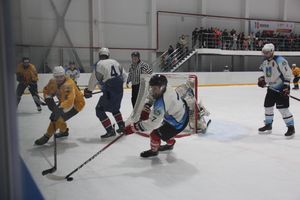 Две великолукские команды хоккеистов одержали победы в домашних матчах (ФОТО)