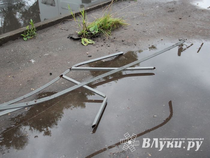 В Великих Луках автомобиль протаранил ограждение и «припарковался» на остановке (ФОТО)