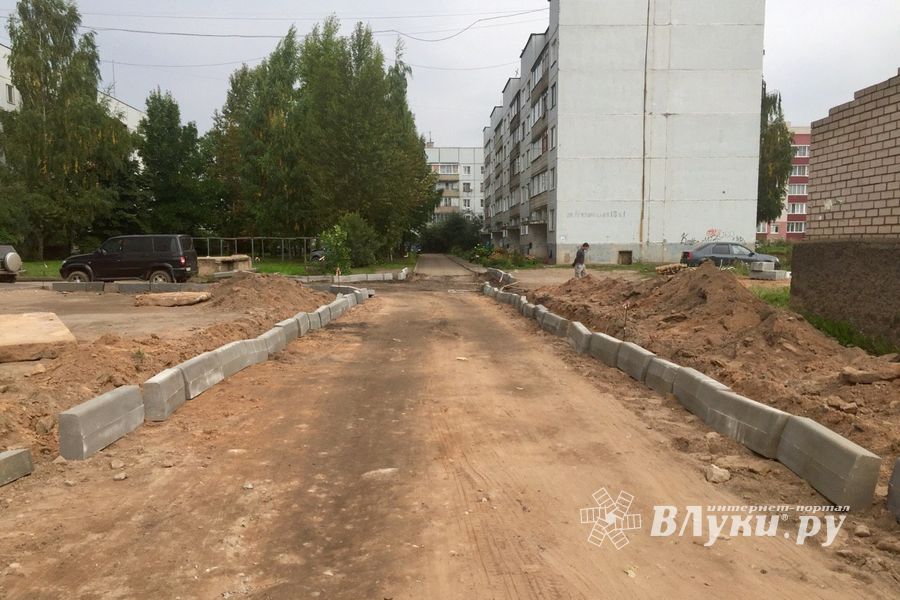 На ул. Гражданской ремонтируют въезд во двор (ФОТО)