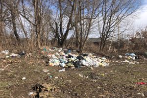 На набережной Лазавицкой угрожающе растёт помойка (ФОТО)