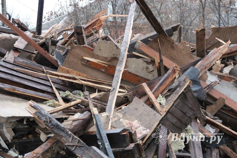 В Великих Луках сносят барак (ФОТО)